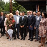 Uczestnicy odsłonięcia Słupa Pokoju, m.in. J.E. Ambasador Japonii Miyajima Akio