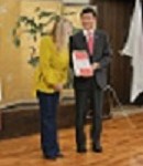 Ambasador z prezentem dla Prof. Młodawskiej-Bronowskiej