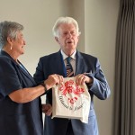 Prof. Ryszard Jabłoński odbiera wyróżnienie od Przewodniczącej Konferencji, Prof. AnnyMarii Varkonyj- Koczy