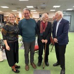 Na zdjęciu Jubilat wśród przyjaciół – członków Salonu